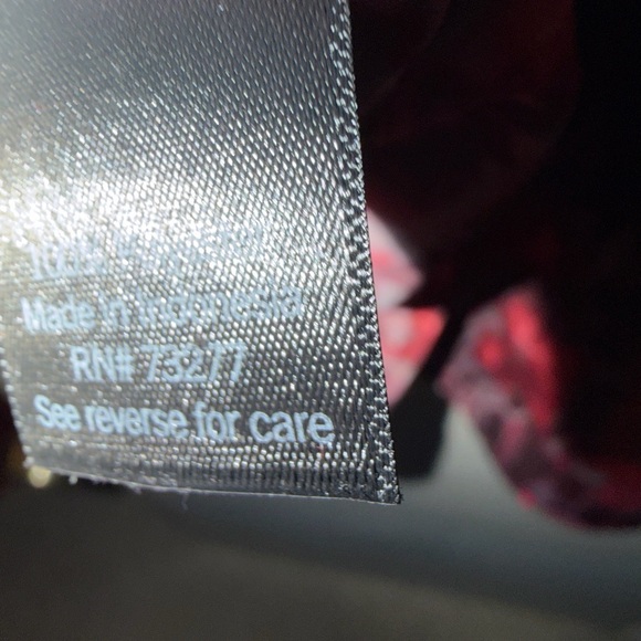 Simply Vera Vera Wang Sexy V-neck Red and Black Floral Blouse - Picture 6 of 6